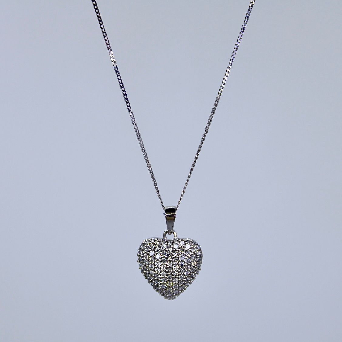 Diamond pavè heart pendant